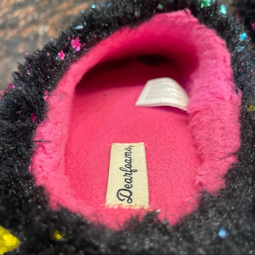 Dearfoams Girls Black Fuzzy Slippers with Colorful Star Pattern Size 13-1